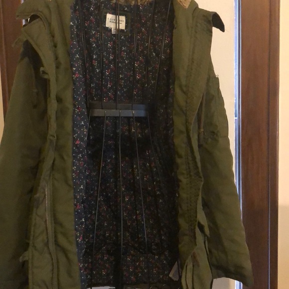 Green Lightweight Jacket ❄️WINTER SALE ITEM❄️ - Picture 2 of 7